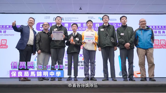 一張含有 服裝, 人員, 男人, 足部穿著 的圖片
AI 產生的內容可能不正確。