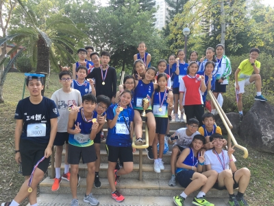 同學於〈全城破冰躍動 FUN 繽紛跑 2018〉勇奪踴躍參與學校大獎（越野跑隊）