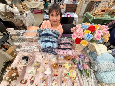 4E 黃晶澤於〈天‧創‧間-青年文創市集發展計劃 — 「編織聖誕•手作聚落」聖誕市集〉參與「檔主」（升學及生涯規劃組）