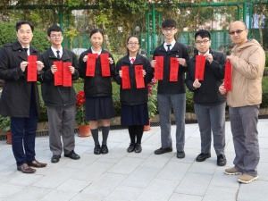 校長頒贈揮春予中六各班代表（中文科）