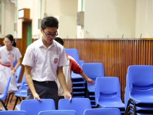 6E班周會前幫忙排椅子 — Belongingness（訓導組）