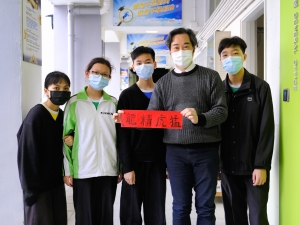 3E 同學向校長送贈揮春